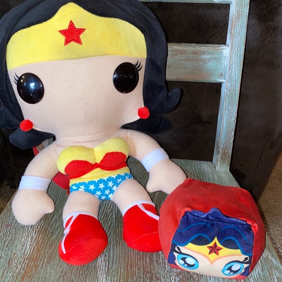 Wonder Woman Pop! Back Pack and cube plush - Picture 1 of 6